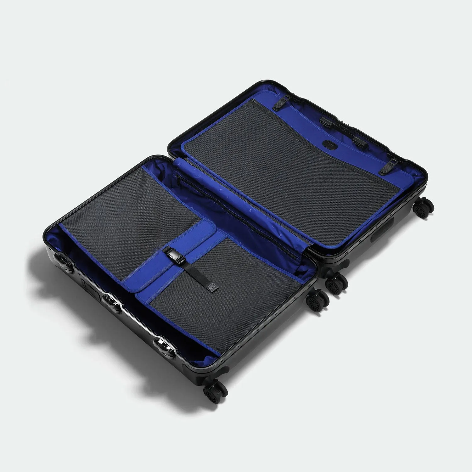 Zero Halliburton Pursuit Aluminum Large Travel Case
